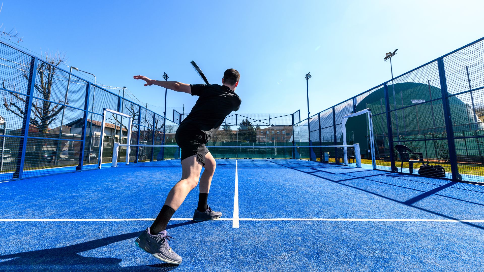 LOT 17. Subministrament i instal·lació de paviment de gespa artificial per a camps de pàdel